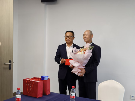 市總工會慰問勞模嚴安翔1(鄒律)_副本.jpg 市總工會慰問勞模嚴安翔1(鄒律)_副本.jpg